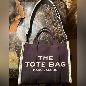 THE
JACQUARD MEDIUM TOTE BAG